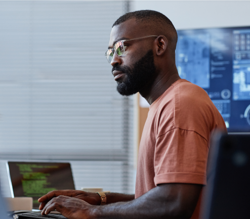 Mann arbeitet am Computer