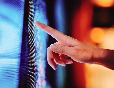 Finger berührt Bildschirm